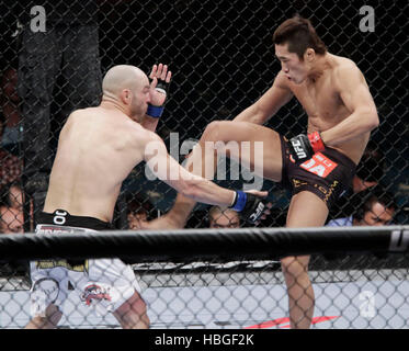 Kim Dong-Hyun UFC fighter, droite, Combat Sean Pierson lors de l'UFC 141 à la MGM Grand Garden Arena de Las Vegas, Nevada le Vendredi, 30 décembre 2011. Photo par Francis Specker Banque D'Images