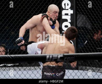 Kim Dong-Hyun UFC fighter, droite, Combat Sean Pierson lors de l'UFC 141 à la MGM Grand Garden Arena de Las Vegas, Nevada le Vendredi, 30 décembre 2011. Photo par Francis Specker Banque D'Images