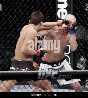 Kim Dong-Hyun UFC fighter, gauche, combat Sean Pierson lors de l'UFC 141 à la MGM Grand Garden Arena de Las Vegas, Nevada le Vendredi, 30 décembre 2011. Photo par Francis Specker Banque D'Images