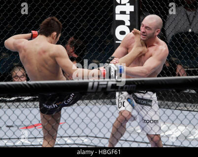 Kim Dong-Hyun UFC fighter, gauche, combat Sean Pierson lors de l'UFC 141 à la MGM Grand Garden Arena de Las Vegas, Nevada le Vendredi, 30 décembre 2011. Photo par Francis Specker Banque D'Images