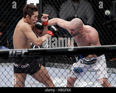 Kim Dong-Hyun UFC fighter, gauche, combat Sean Pierson lors de l'UFC 141 à la MGM Grand Garden Arena de Las Vegas, Nevada le Vendredi, 30 décembre 2011. Photo par Francis Specker Banque D'Images