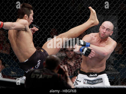 Kim Dong-Hyun UFC fighter, gauche, combat Sean Pierson lors de l'UFC 141 à la MGM Grand Garden Arena de Las Vegas, Nevada le Vendredi, 30 décembre 2011. Photo par Francis Specker Banque D'Images