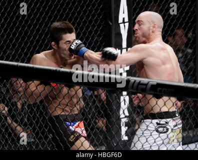 Kim Dong-Hyun UFC fighter, gauche, combat Sean Pierson lors de l'UFC 141 à la MGM Grand Garden Arena de Las Vegas, Nevada le Vendredi, 30 décembre 2011. Photo par Francis Specker Banque D'Images