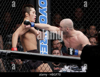 Kim Dong-Hyun UFC fighter, gauche, combat Sean Pierson lors de l'UFC 141 à la MGM Grand Garden Arena de Las Vegas, Nevada le Vendredi, 30 décembre 2011. Photo par Francis Specker Banque D'Images