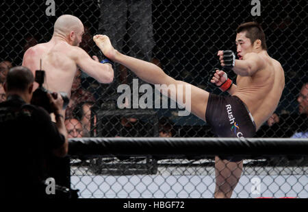 Kim Dong-Hyun UFC fighter, droite, Combat Sean Pierson lors de l'UFC 141 à la MGM Grand Garden Arena de Las Vegas, Nevada le Vendredi, 30 décembre 2011. Photo par Francis Specker Banque D'Images