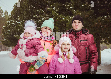 Les dépenses de famille heureuse en extérieur en hiver Banque D'Images