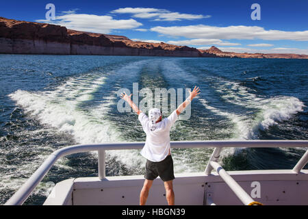 L'homme en chemise blanche sur le bateau Banque D'Images