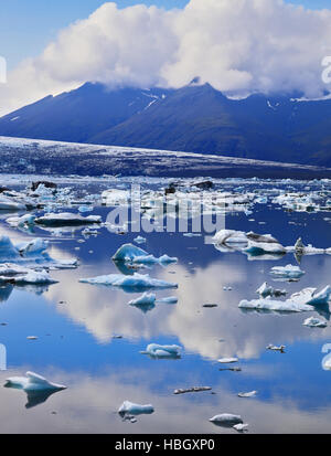 Plaques de glace transparente dans la lagune de glace Banque D'Images