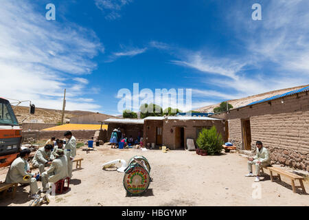 Musiciens boliviens se reposant après un concert dans un village rural, la Bolivie Banque D'Images