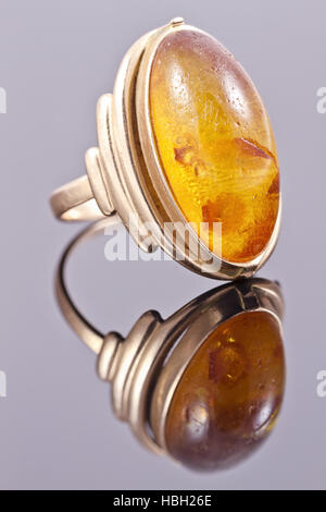 Ancienne bague en or avec ambre en médaillon Banque D'Images