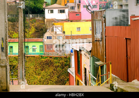 Maisons colorées lumineuses à Valparaiso, Chili Banque D'Images