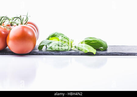 Basilic tomates italiennes de la salade - aime Banque D'Images