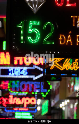 Divers signes néons commerciaux couleur de nuit, Ho Chi Minh Banque D'Images