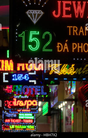 Divers signes néons commerciaux couleur de nuit, Ho Chi Minh Banque D'Images