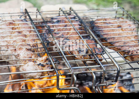 Steaks de porc grillé sur le grill Banque D'Images