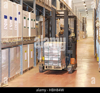 Forklift in Warehouse Banque D'Images