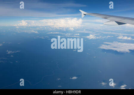 Vue d'aile d'avion à réaction avec des nuages sur l'état d'Amazonas, Colombie Banque D'Images