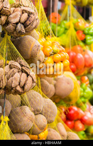 Les fruits de couleur en vente dans les fruits marché, Brésil Banque D'Images