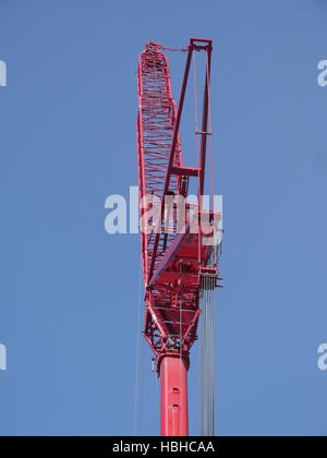 Grue rouge on blue sky Banque D'Images