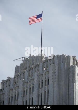 Drapeau américain au-dessus du bâtiment Banque D'Images