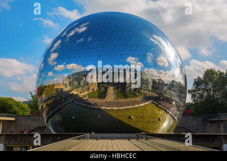 La Géode dans le Parc de la Villette, Paris, France Banque D'Images