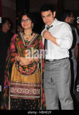 L'acteur de Bollywood Aamir Khan Kiran Rao arrivent durant la réception de mariage partie de Ritesh Deshmukh et Genelia D'Souza Mumbai Banque D'Images