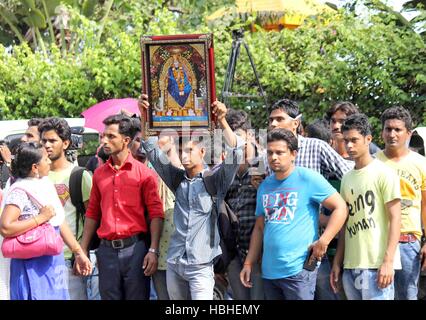 Acteur de Bollywood Salman Khan's fans attendre à l'extérieur de sa résidence à Mumbai, Inde le 8 mai 2015 Banque D'Images