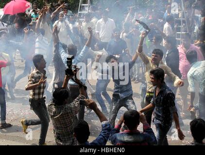 Acteur de Bollywood Salman Khan's fans burst fire crackers à l'extérieur de sa résidence à Mumbai, Inde le 8 mai 2015 Banque D'Images