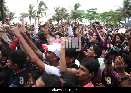 Acteur de Bollywood Salman Khan's fans à l'extérieur de sa résidence pour l'accueillir à l'occasion de l'Aïd al-Fitr à Mumbai Banque D'Images