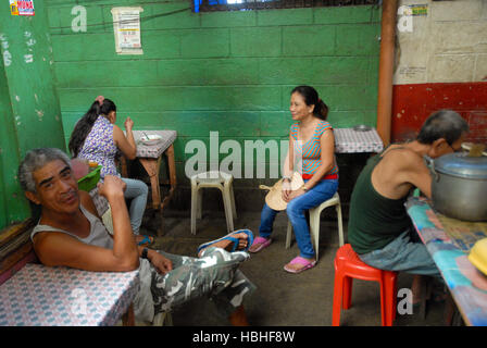 Un café à l'intérieur du marché Central, Iloilo, aux Philippines, Panay Banque D'Images