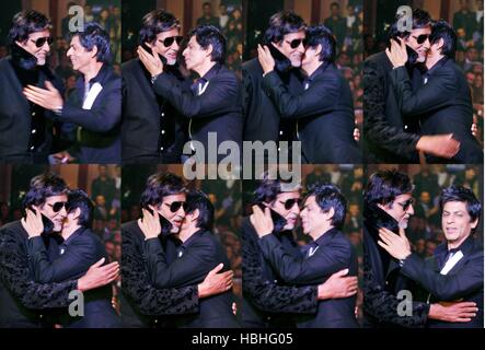 Amitabh Bachchan et Shahrukh Khan embrassant la rampe en mode show India Couture week Mumbai Inde Banque D'Images