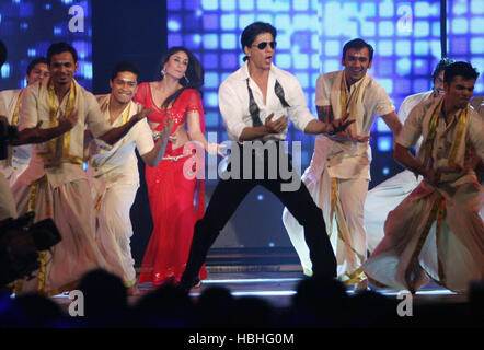 Shah Rukh Khan, acteur indien de Bollywood dansant avec l'actrice Kareena Kapoor pour la promotion du film Ra.one dans la ville de Film à Mumbai Inde Banque D'Images