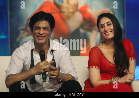 Kareena Kapoor, actrice indienne de Bollywood avec l'acteur Shah Rukh Khan pour la promotion du film Ra.one dans Film City Mumbai Inde Banque D'Images