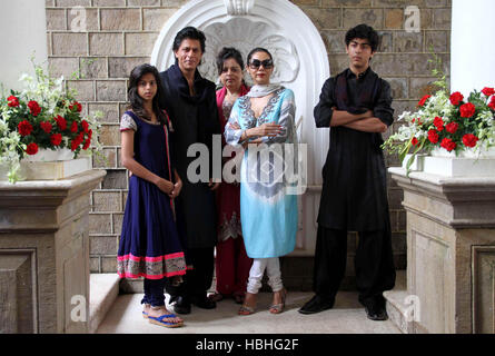 Famille de l'acteur indien de Bollywood Shah Rukh Khan avec Suhana Khan, fille, Shahnaz Lalarukh, sœur, Gauri Khan, épouse et fils aryan Khan, à sa maison Manrat, Bandra, Mumbai, Inde Banque D'Images