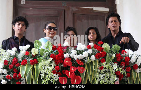 Famille aryan Khan, fils, Gauri Khan, épouse, Shahnaz Lalarukh, sœur, Suhana Khan, fille, et Shah Rukh Khan, portrait de l'acteur indien de Bollywood, à sa résidence Mannat, Bandra, Mumbai, Inde Banque D'Images