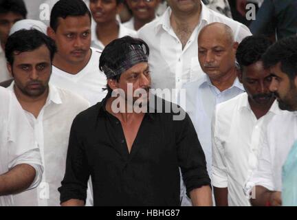 Shahrukh Khan, acteur indien de Bollywood pour payer le respect du cinéaste Karim Morani mère, Mumbai, Inde Banque D'Images