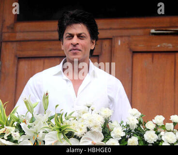 Shahrukh Khan, acteur indien de Bollywood sur le festival Eid al Fitr à sa résidence Mannar balcon à Mumbai, Inde Banque D'Images