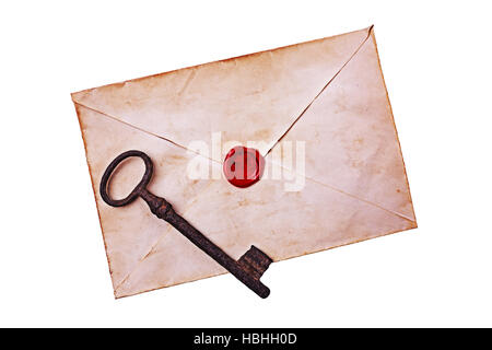 Vieille enveloppe avec cire rouge et Rusty key isolé sur fond blanc Banque D'Images