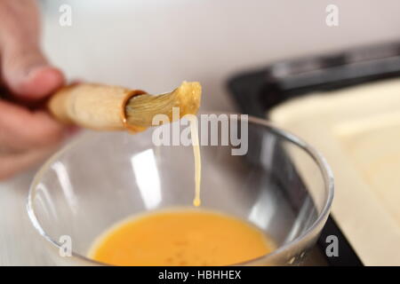 Brosse avec les oeufs battus. Décisions de l'oeuf et de la Galette série. Banque D'Images