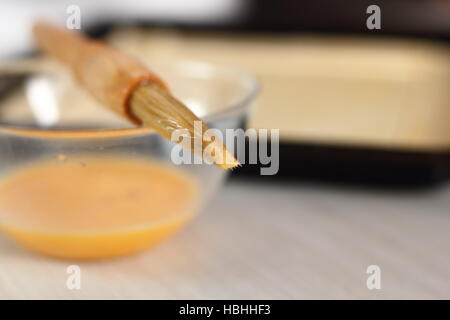 Brosse avec les oeufs battus. Décisions de l'oeuf et de la Galette série. Banque D'Images