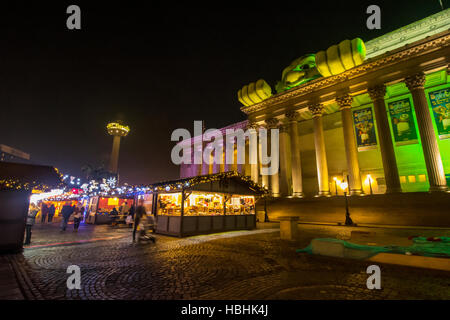 Marché de Noël 2016 de Liverpool en face de St Georges Hall avec un canot pneumatique à Shrek. Banque D'Images