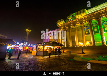 Marché de Noël 2016 de Liverpool en face de St Georges Hall avec un canot pneumatique à Shrek. Banque D'Images