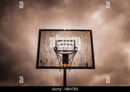 Ancienne piscine désaffectée de basket-ball Banque D'Images