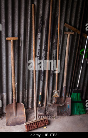 Outils de jardin dans un hangar Banque D'Images