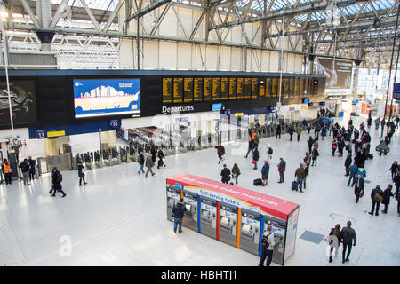 Les départs à la gare de Waterloo, Waterloo, London Borough of Lambeth, Greater London, Angleterre, Royaume-Uni Banque D'Images