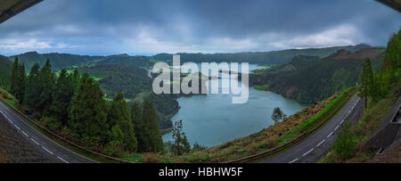 Ciel d'orage sur Sete Cidades Banque D'Images