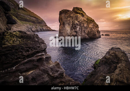 Rock géant sur la mer Banque D'Images