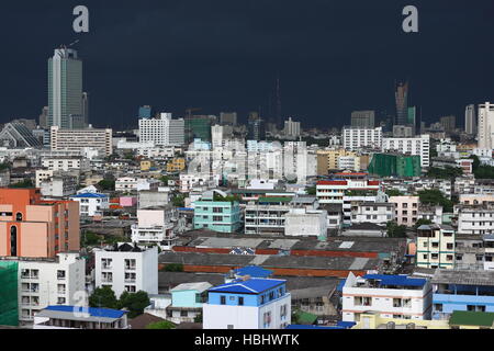 Nuages de tempête de recueillir à Bangkok, Thaïlande. Banque D'Images