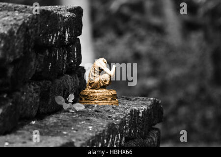 Une petite figurine au motif de Wat Phra Singh de Chiang Mai, Thaïlande. Banque D'Images