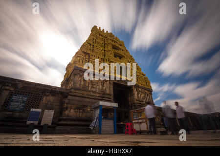 Porte d'entrée du temple Chennakesava,Belur, avec le déplacement des nuages à l'arrière-plan. Karnataka Inde